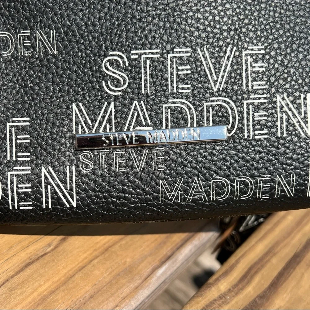 - Steve Madden Double Zip Logo Leather Wristlet! NEW!